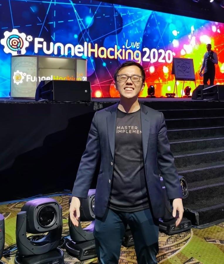 Marc in an MI tee at Funnel Hacking Live 2020.